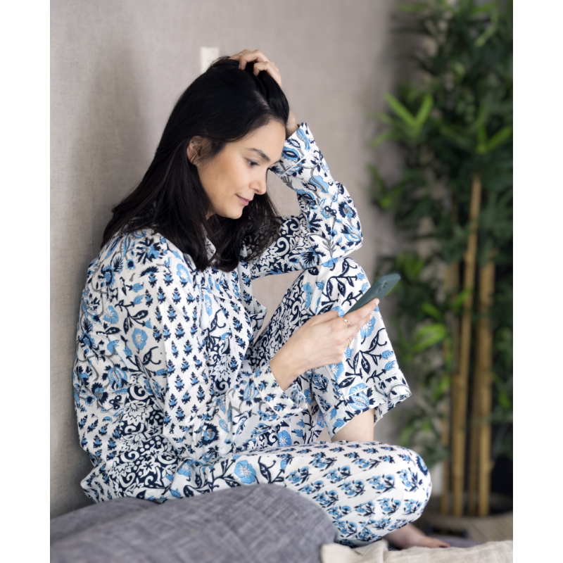 Blauwe pyjama met meerdere patronen
